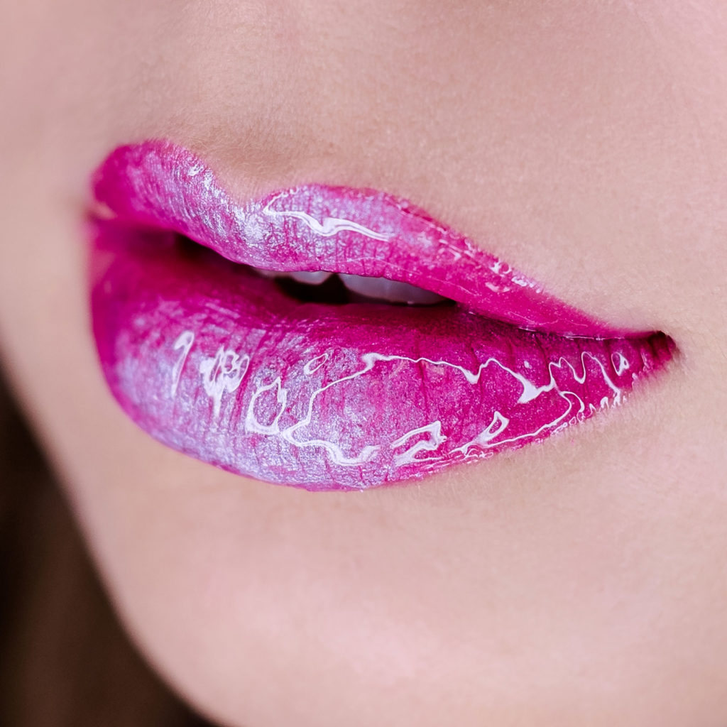 Pinkfarbene Lippen mit Lipgloss