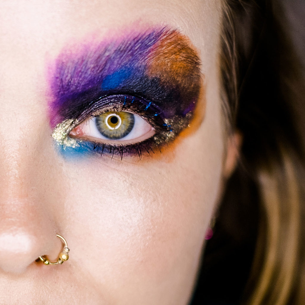 Nasenring und farbenfrohes Augen-Makeup in gold blau orange lila Nahaufnahme