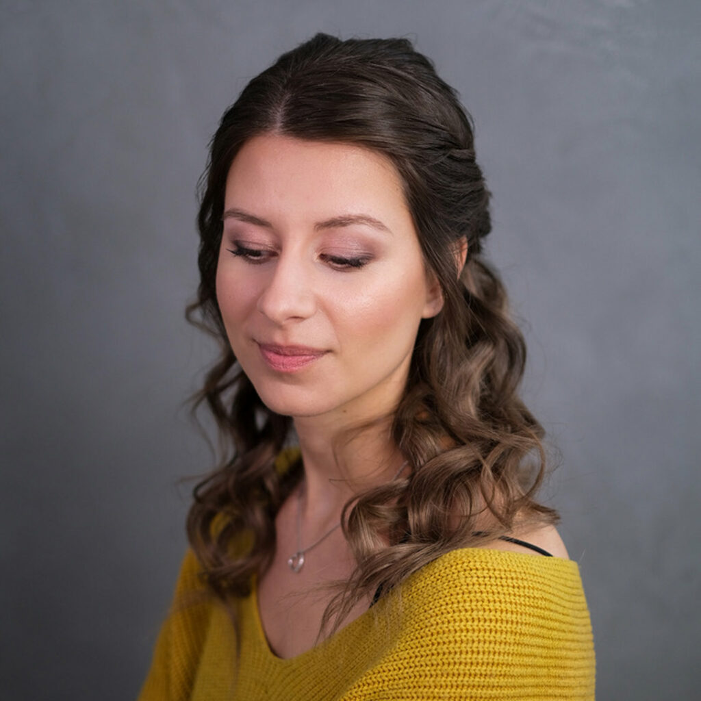Zartes Braut-MakeUp und halboffenes Hairstyling, entstanden während des Probestylings.